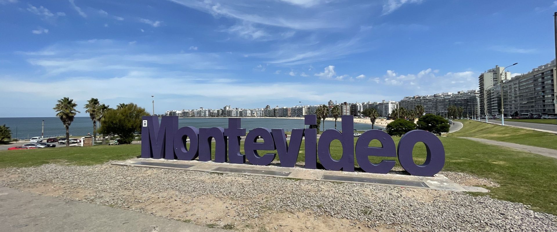 Cartel de Montevideo frente a la rambla de Pocitos